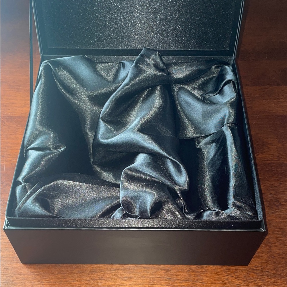 Versace Magnetic snap closure Black Box with Silver Logo - Picture 9 of 11